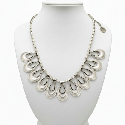 Collar en expositor blanco