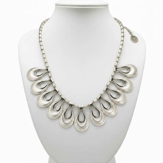 Collar en expositor blanco