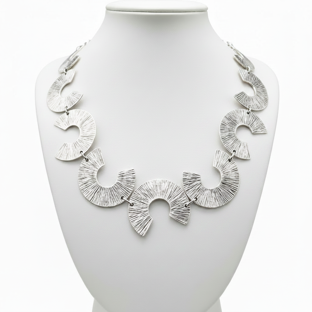 Collar en expositor blanco