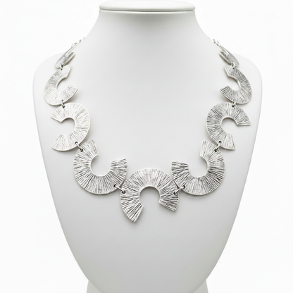 Collar en expositor blanco