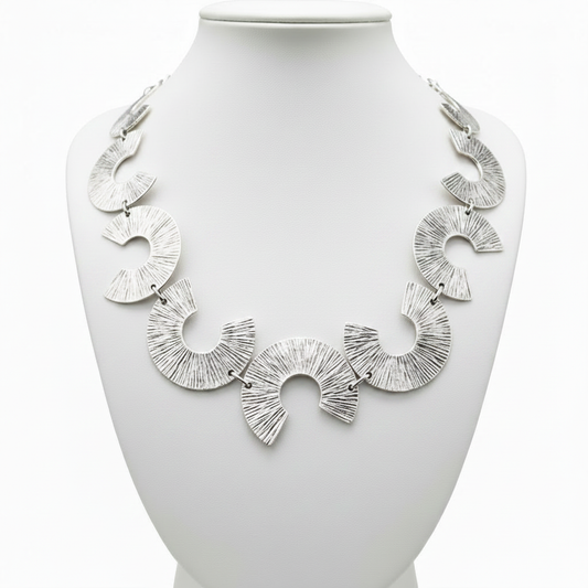 Collar en expositor blanco