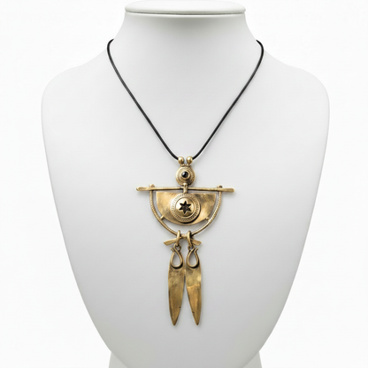 Collar en expositor blanco
