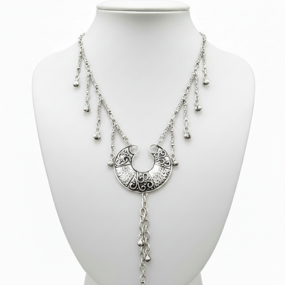 Collar en expositor blanco