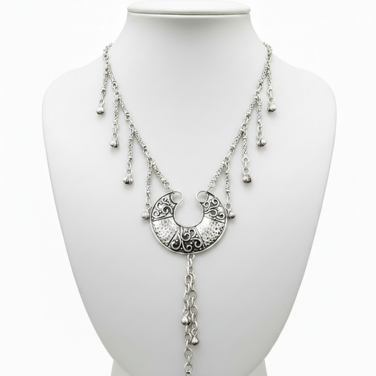 Collar en expositor blanco