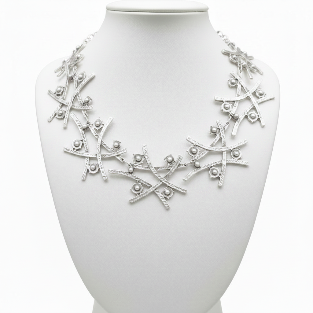 Collar en expositor blanco