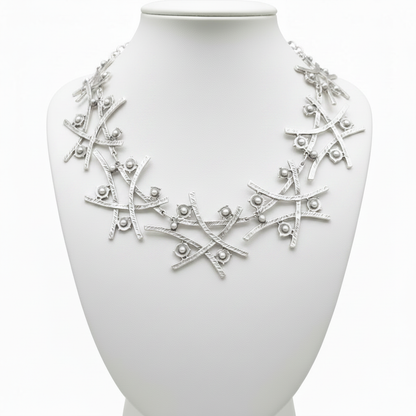 Collar en expositor blanco