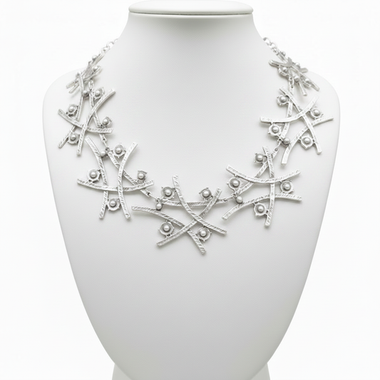 Collar en expositor blanco
