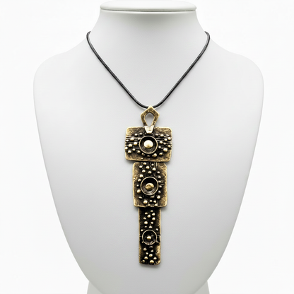 Collar en expositor blanco