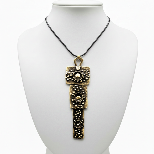 Collar en expositor blanco