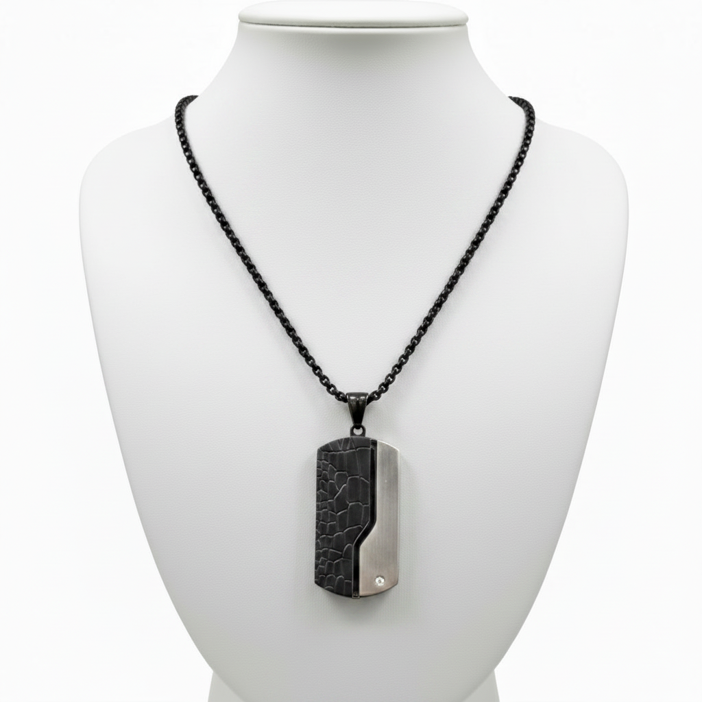 Collar en expositor blanco