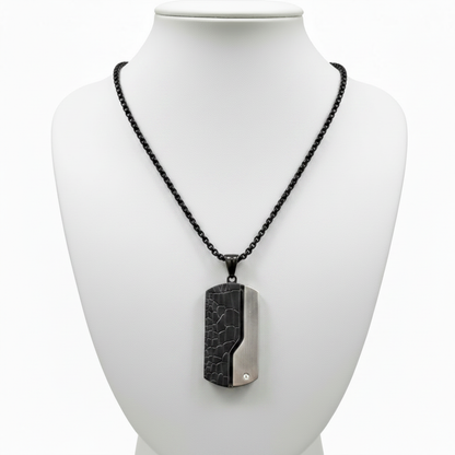 Collar en expositor blanco