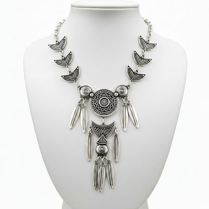 Collar en expositor blanco