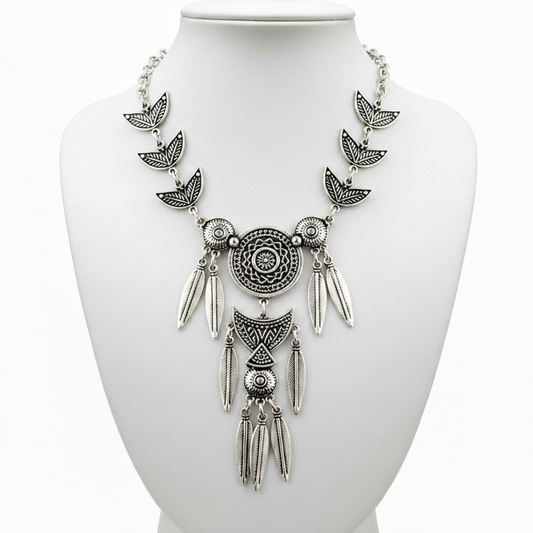 Collar en expositor blanco
