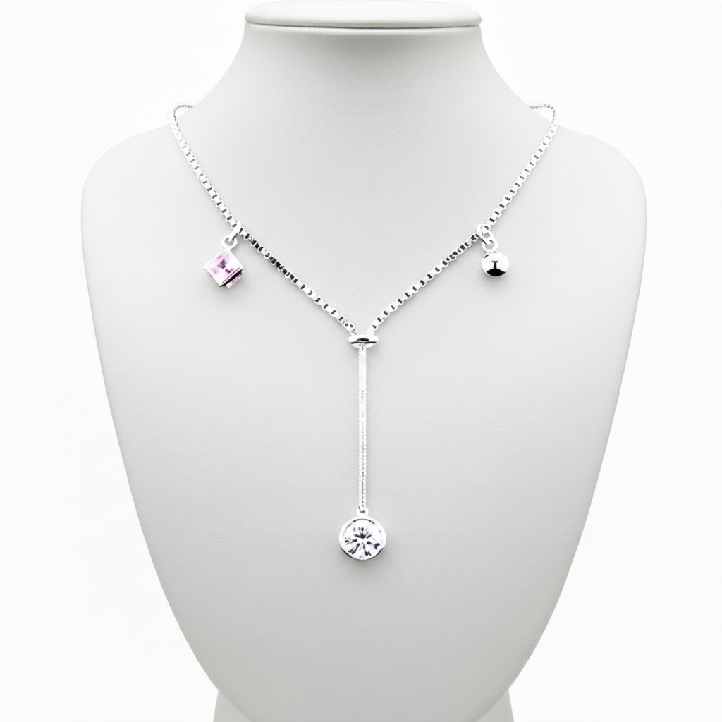 Collar en expositor blanco