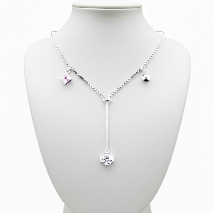 Collar en expositor blanco
