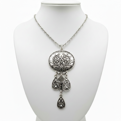 Collar en expositor blanco