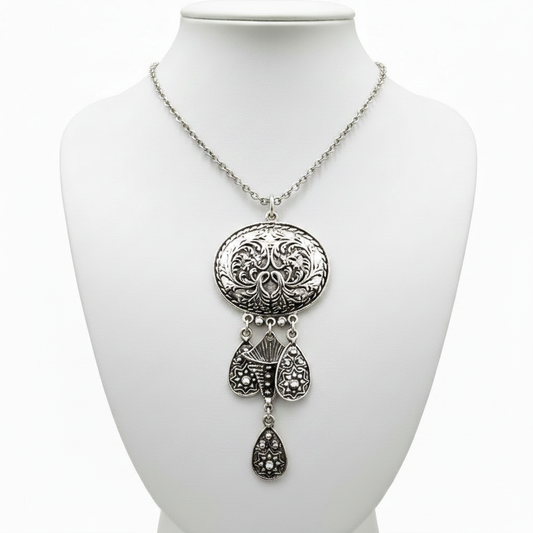 Collar en expositor blanco