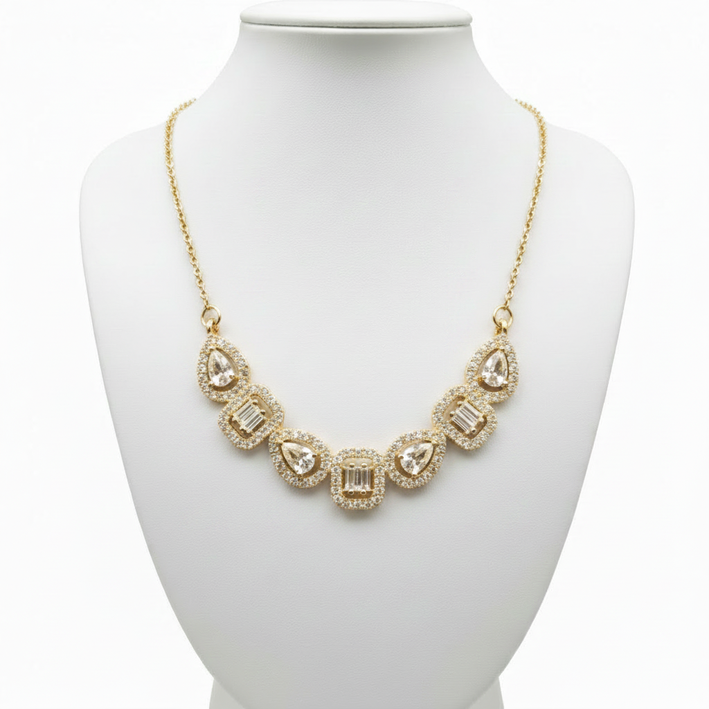 Collar en expositor blanco