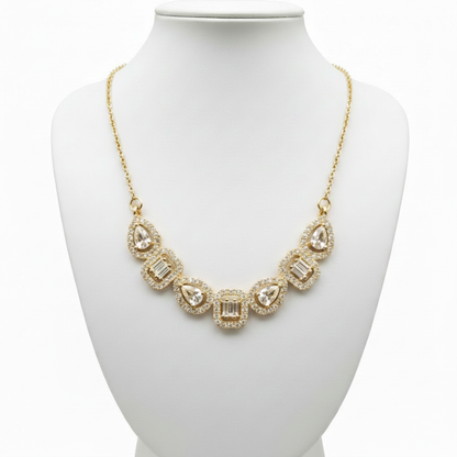 Collar en expositor blanco