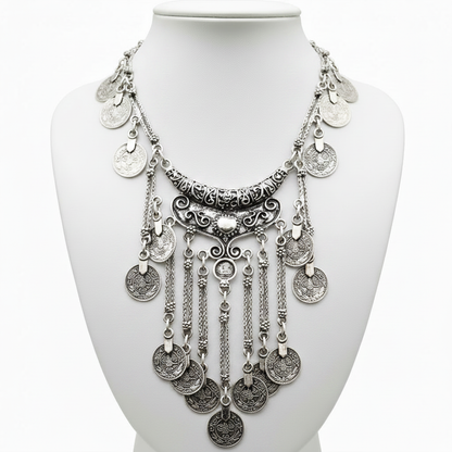 Collar en expositor blanco