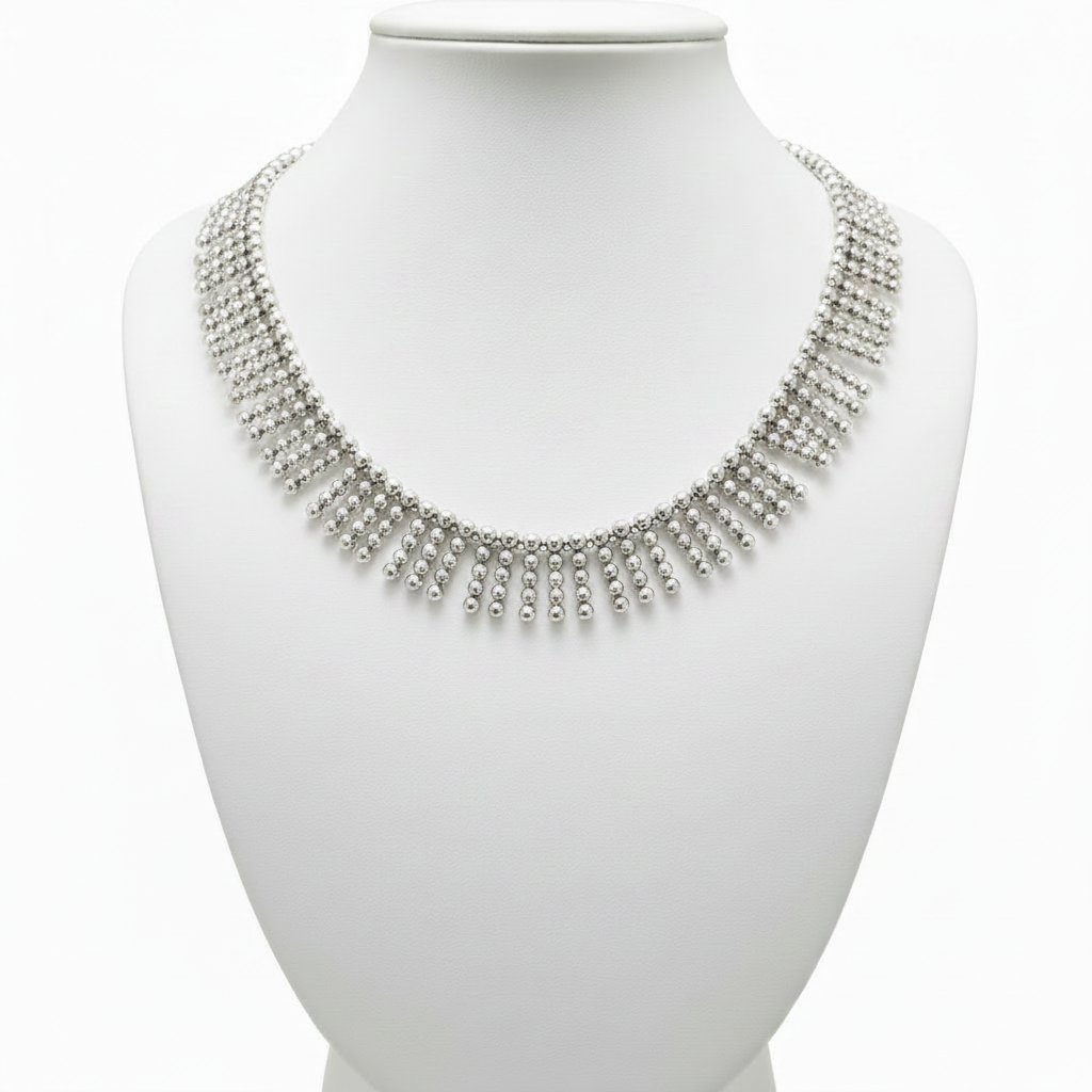 Collar en expositor blanco