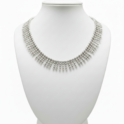 Collar en expositor blanco