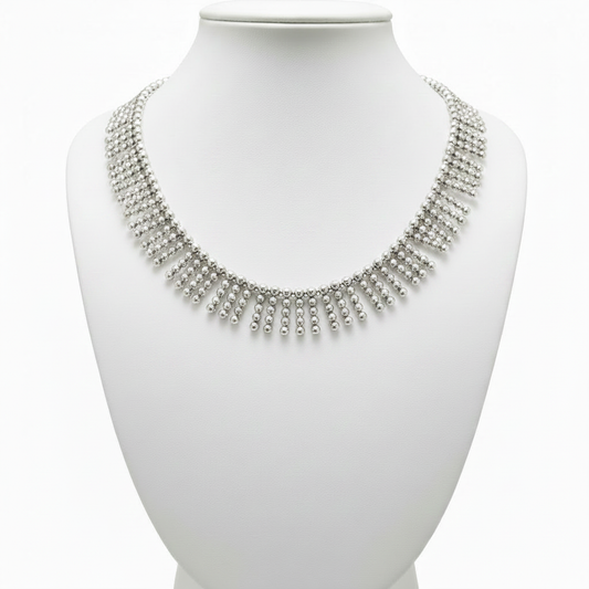 Collar en expositor blanco