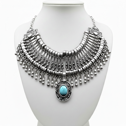 Collar en expositor blanco