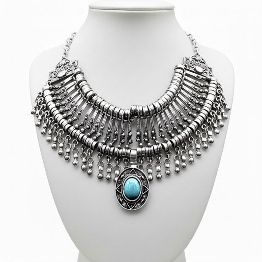 Collar en expositor blanco