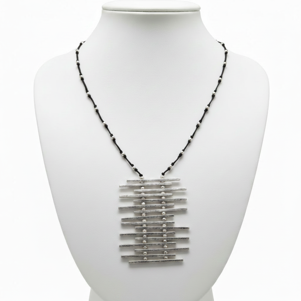 Collar en expositor blanco