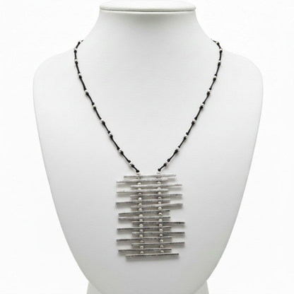 Collar en expositor blanco