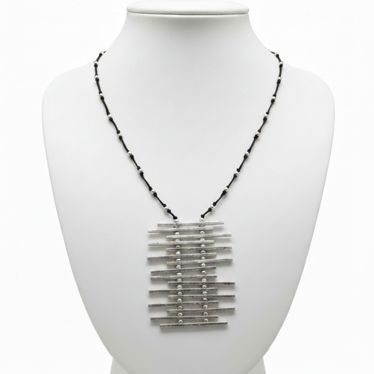 Collar en expositor blanco