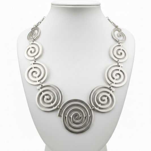 Collar espiral en expositor blanco