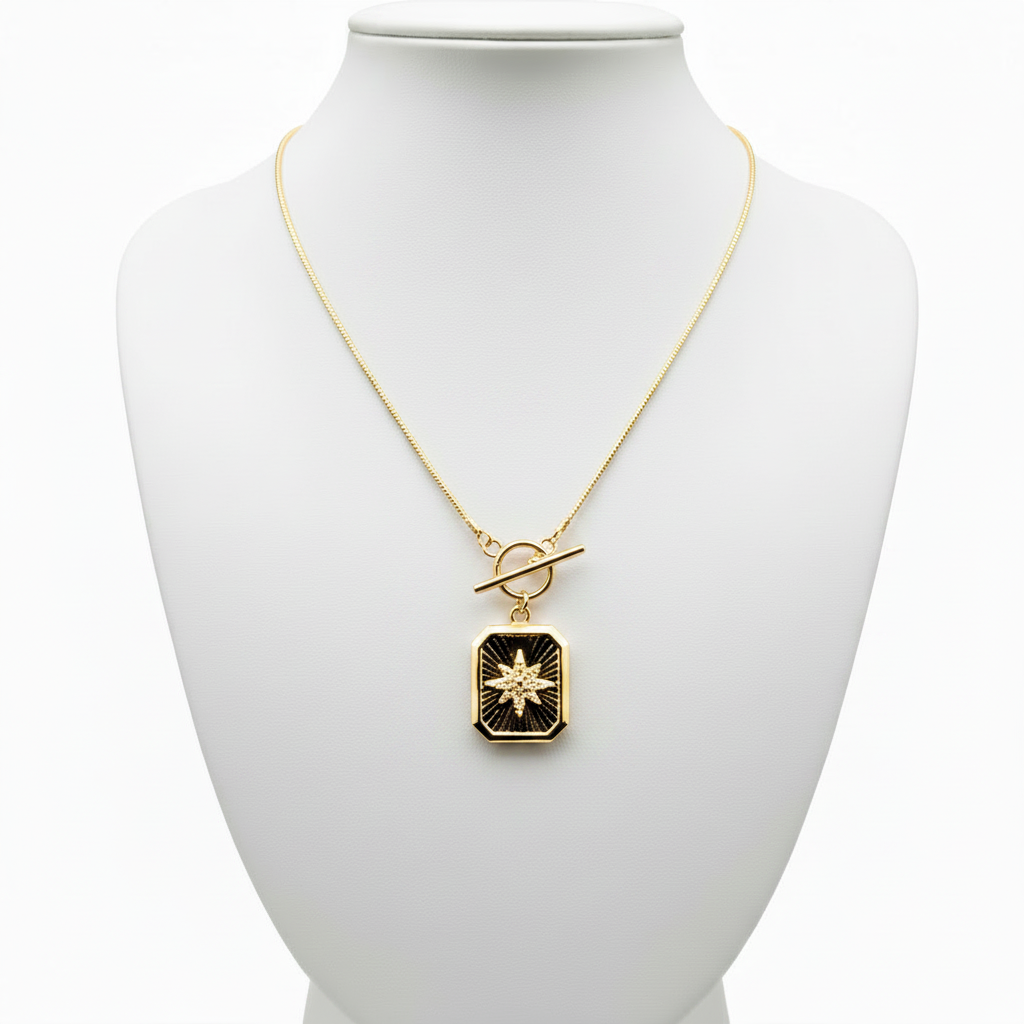 Collar estrella en expositor blanco