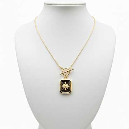 Collar estrella en expositor blanco