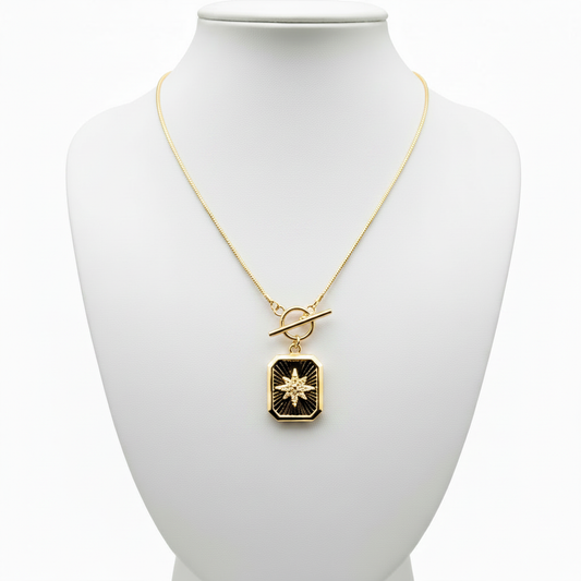 Collar estrella en expositor blanco