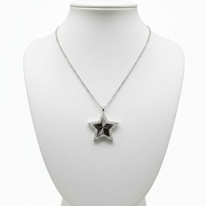 Collar estrella en expositor blanco