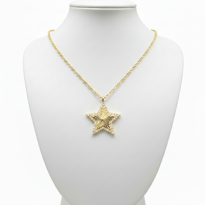 Collar estrella en expositor blanco