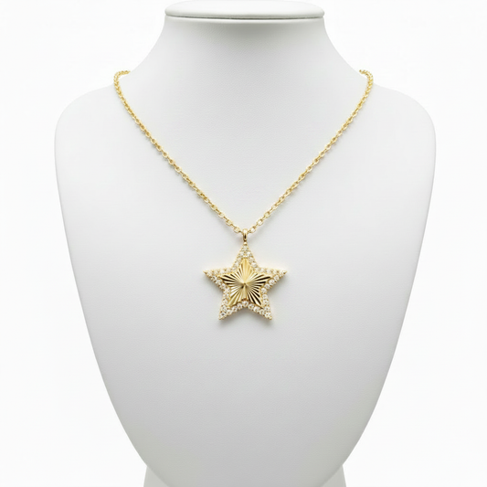 Collar estrella en expositor blanco