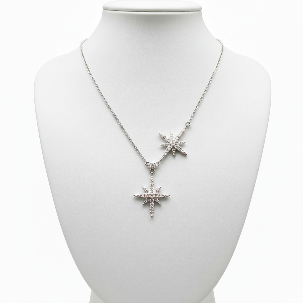 Collar estrellas en expositor blanco