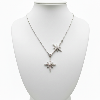 Collar estrellas en expositor blanco
