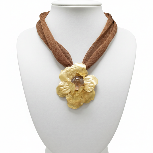 Collar flor dorada en expositor blanco joyeria-osnor acero 