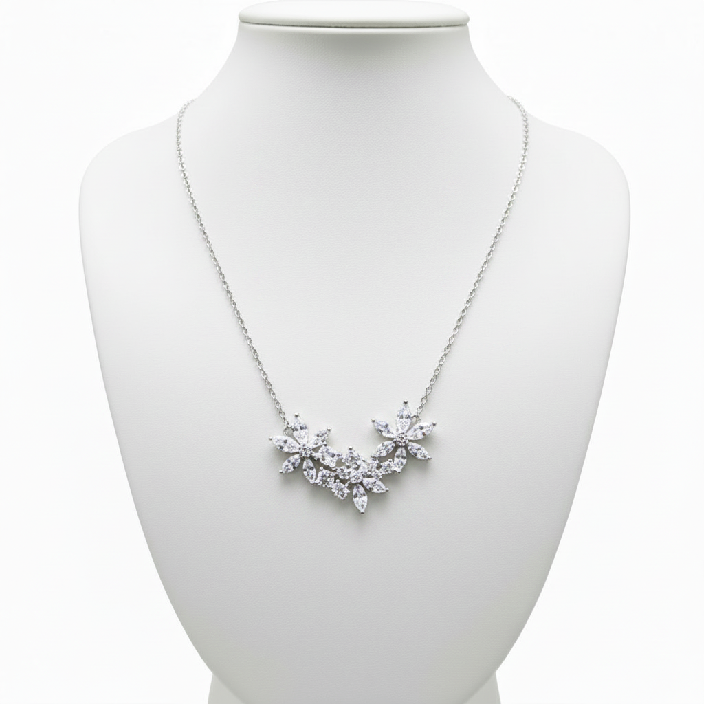 Collar flores plateado acero en expositor blanco