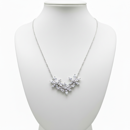 Collar flores plateado acero en expositor blanco