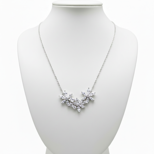 Collar flores plateado acero en expositor blanco