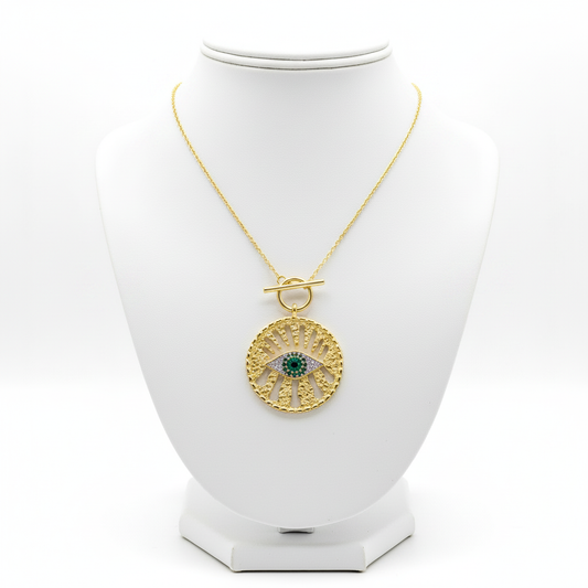 Collar fondo blanco puro sin sombras collar tipo gargantilla acero dorado ojo turco diseño