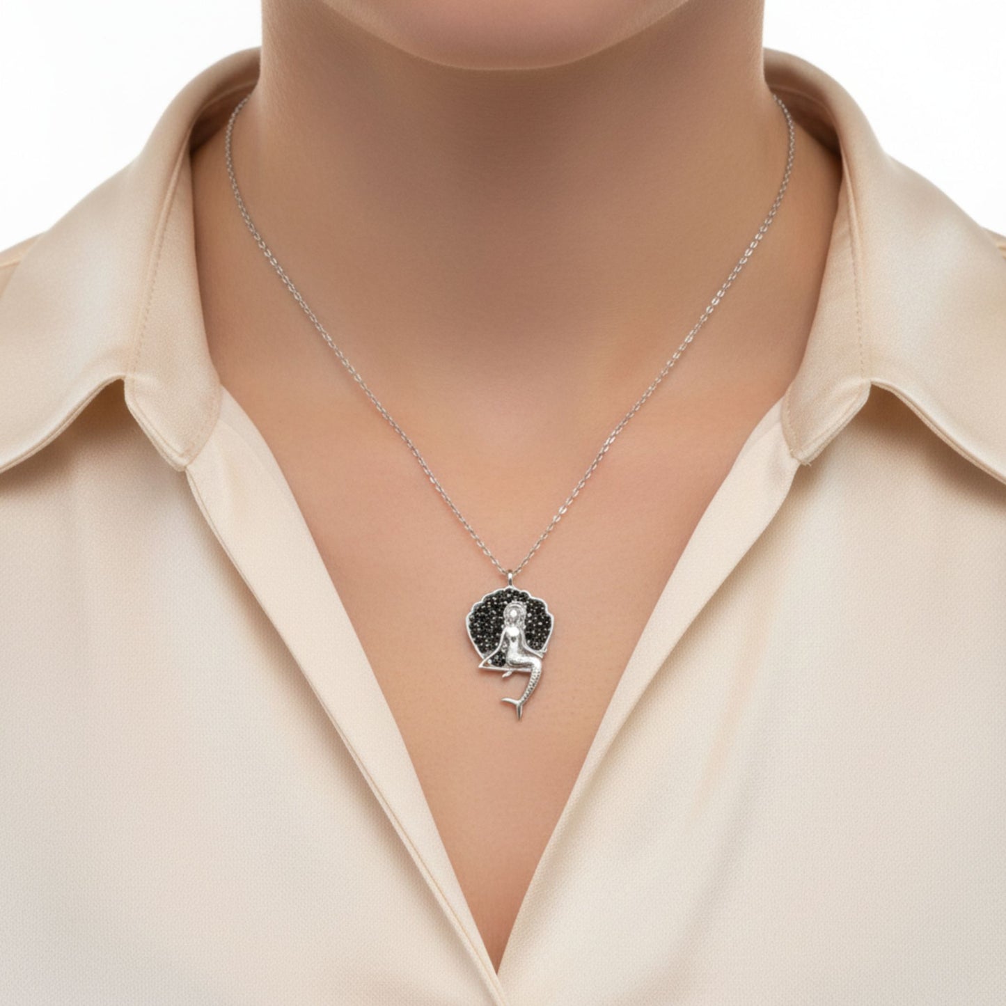 Mujer Luciendo Collar Gargantilla Sirena Plata 925 con Circonitas Negras. Joyeria Osnor
