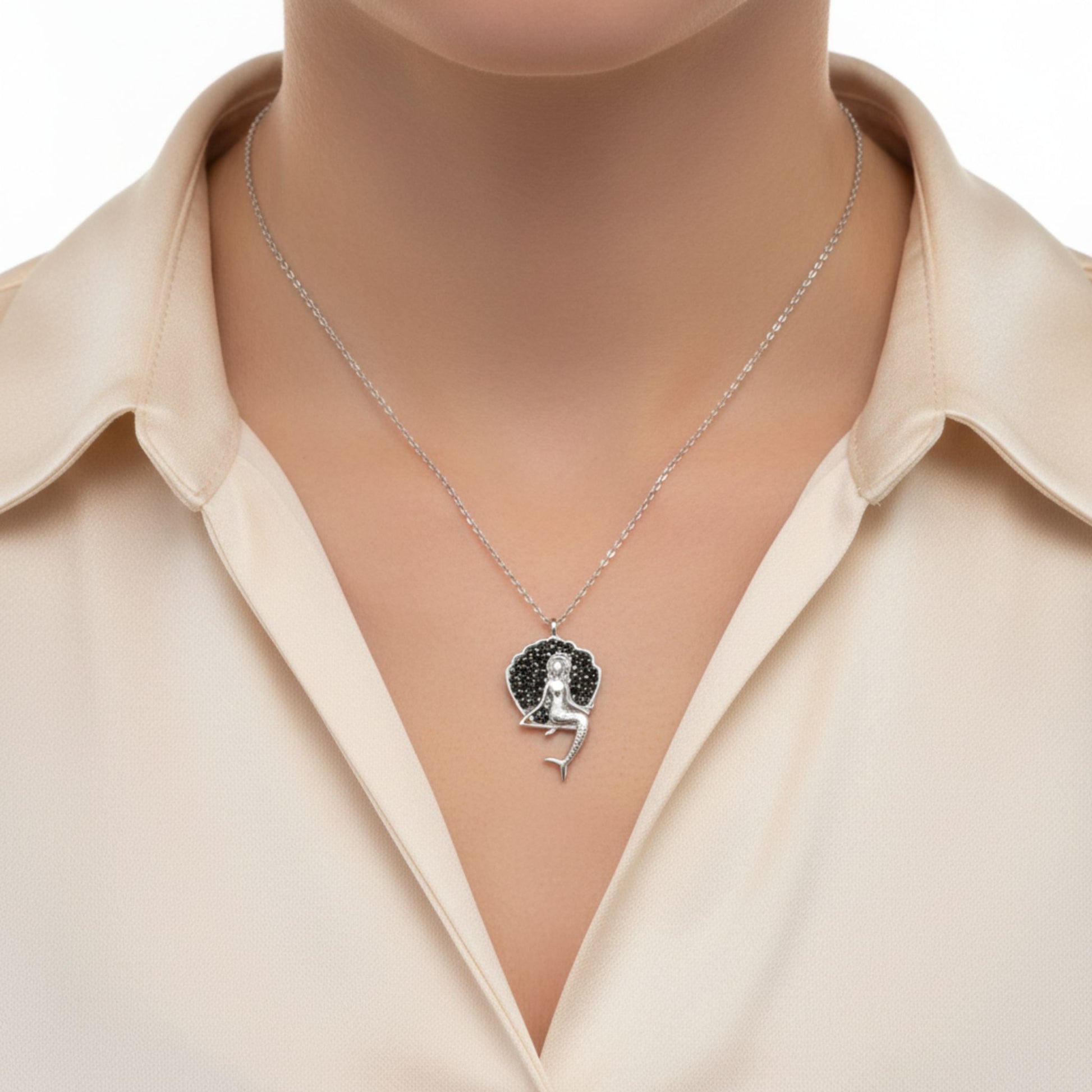 Mujer Luciendo Collar Gargantilla Sirena Plata 925 con Circonitas Negras. Joyeria Osnor