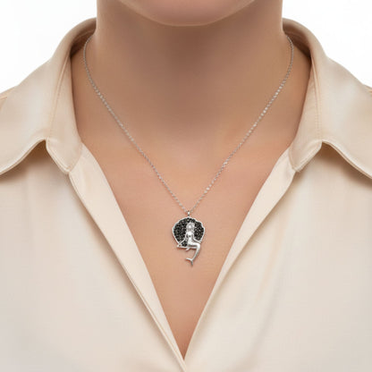 Mujer Luciendo Collar Gargantilla Sirena Plata 925 con Circonitas Negras. Joyeria Osnor