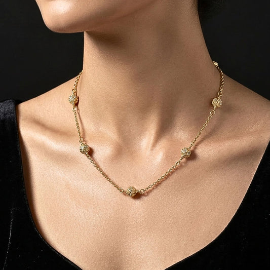 chica luciendo collar acero dorado diseño joyeria osnor